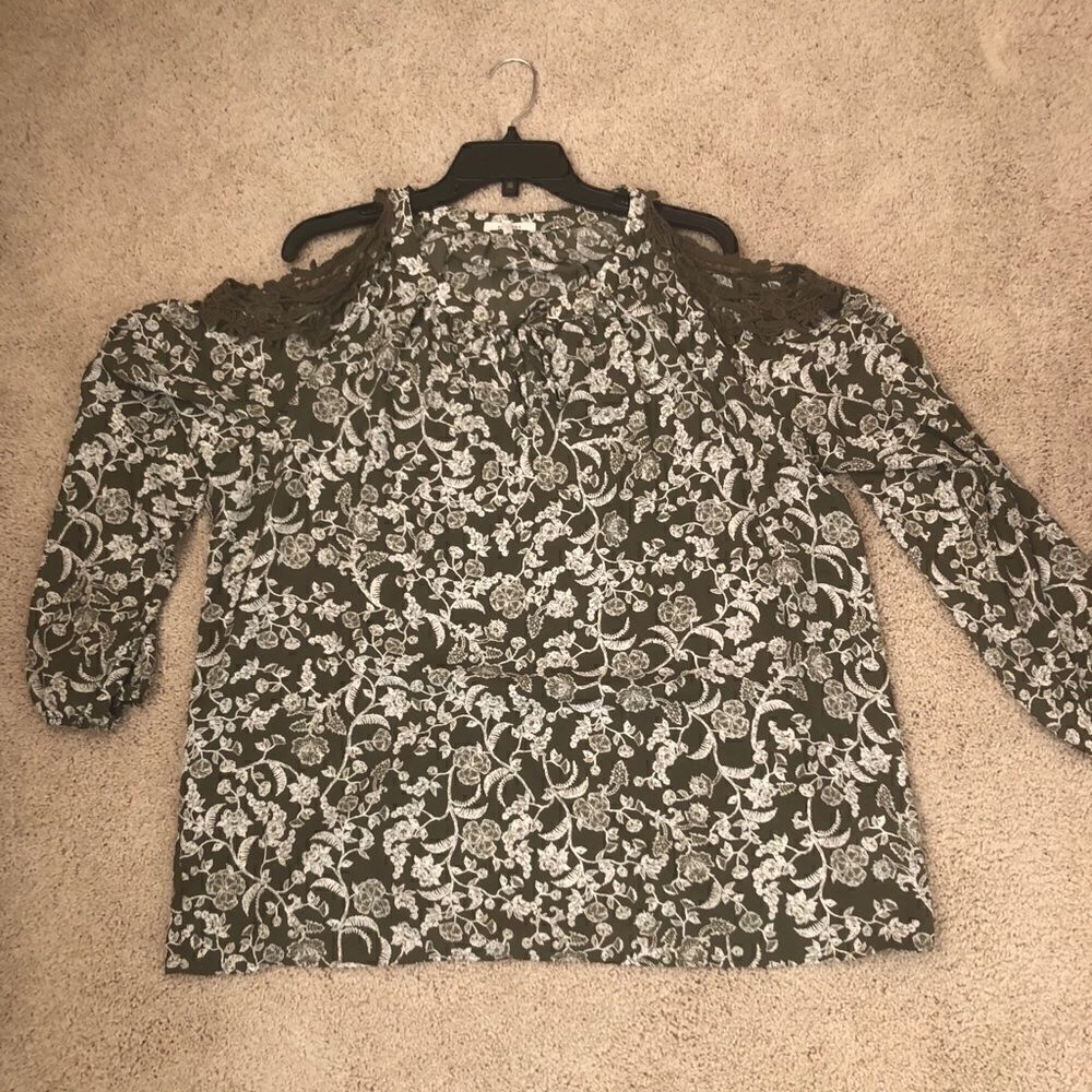 New Pleione off the shoulder top, XL